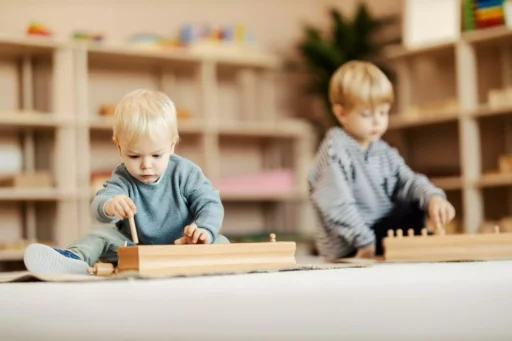 Enfants qui jouent dans une crèche