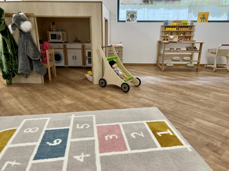 Espace de jeux intérieur du foyer de jour Les P’tits Bouchons à Kockelscheuer