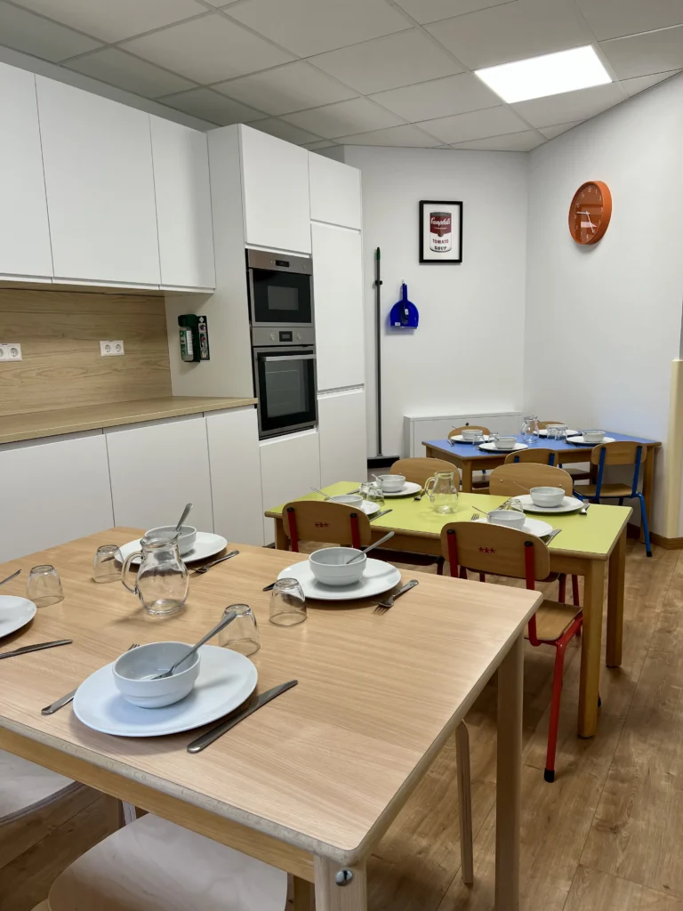 Espace repas du foyer de jour Les P’tits Bouchons à Kockelscheuer
