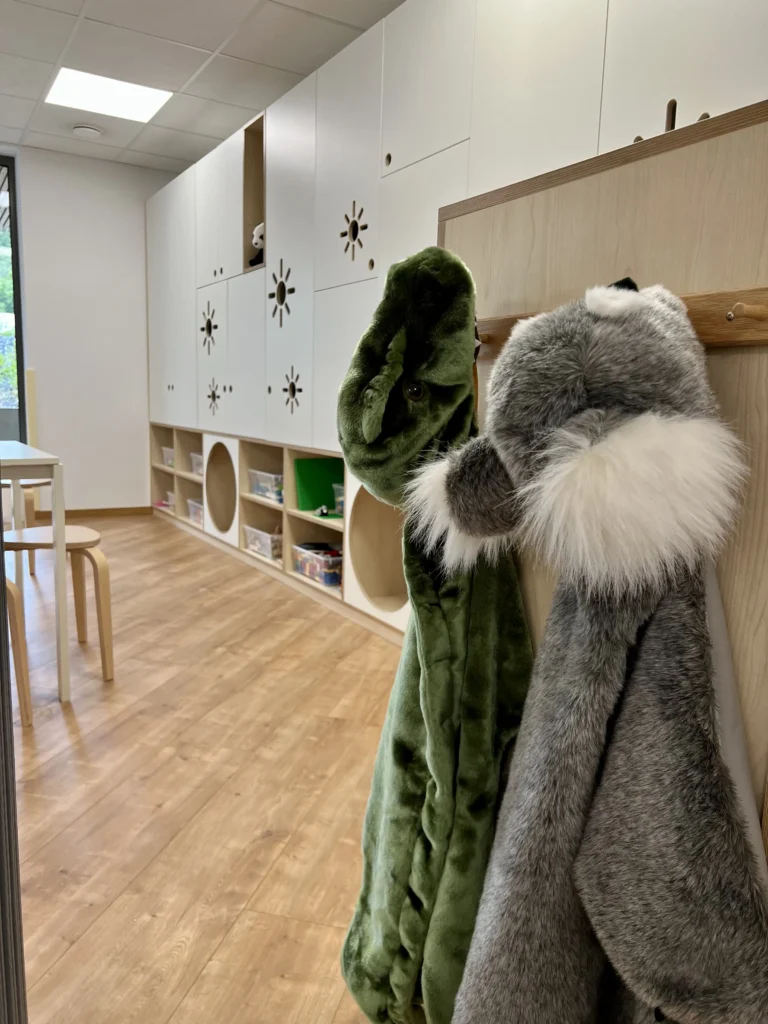 Vestiaire avec déguisements dans le foyer de jour Les P’tits Bouchons à Kockelscheuer