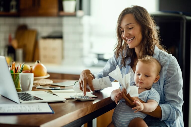 Maman avec bébé calculant tarif crèche CSA