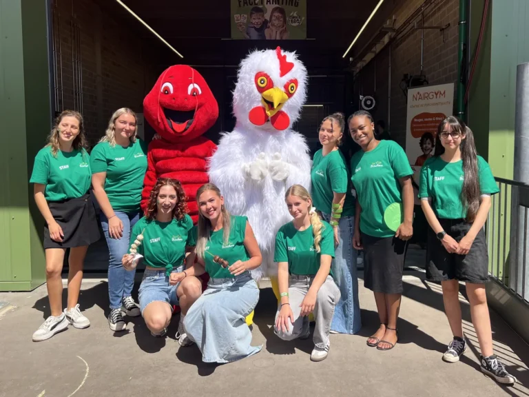 Equipe Les P’tits Bouchons et mascottes Family Day La Provençale