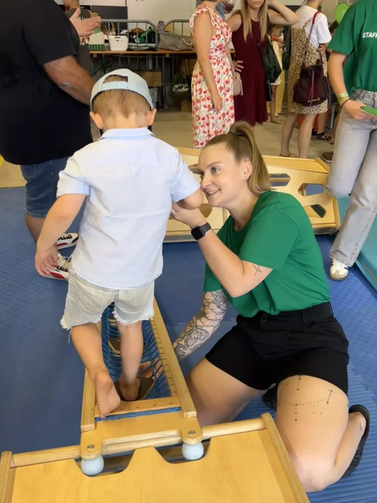 Educatrice et enfant parcours psychomotricité N'Airgym