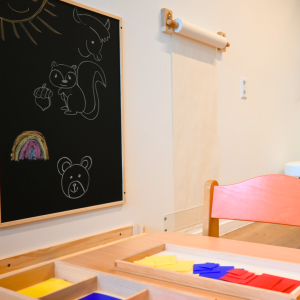 Environnement préparé en pédagogie Montessori dans notre crèche au Luxembourg