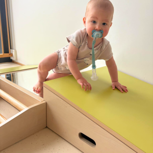 Enfant participant à une activité pédagogique au sein de notre groupe en crèche
